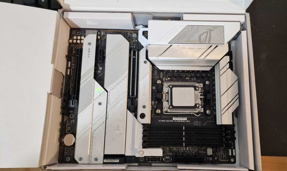 ROG Strix X670E-A Gaming WiFi DDR5 AMD AM5 pt seria 7000 si 9000