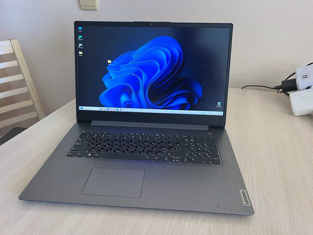 Lenovo IdeaPad 3 17.3” Ryzen 7 16GB RAM 512GB SSD ЛАПТОП  КАТО НОВ!