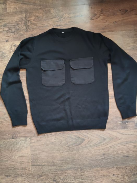 Униформен черен пуловер