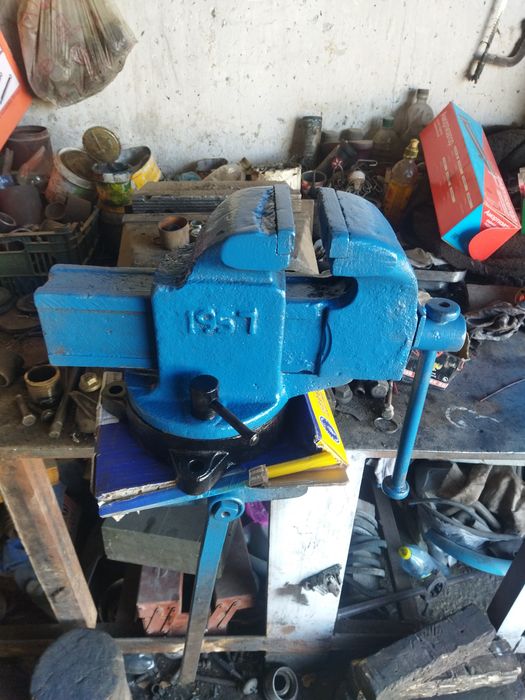Продам тиски слесарные большие .