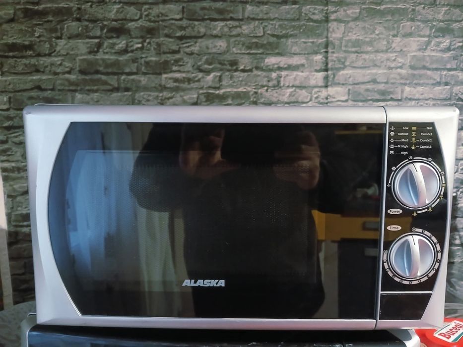 Vând cuptor cu microunde și grill