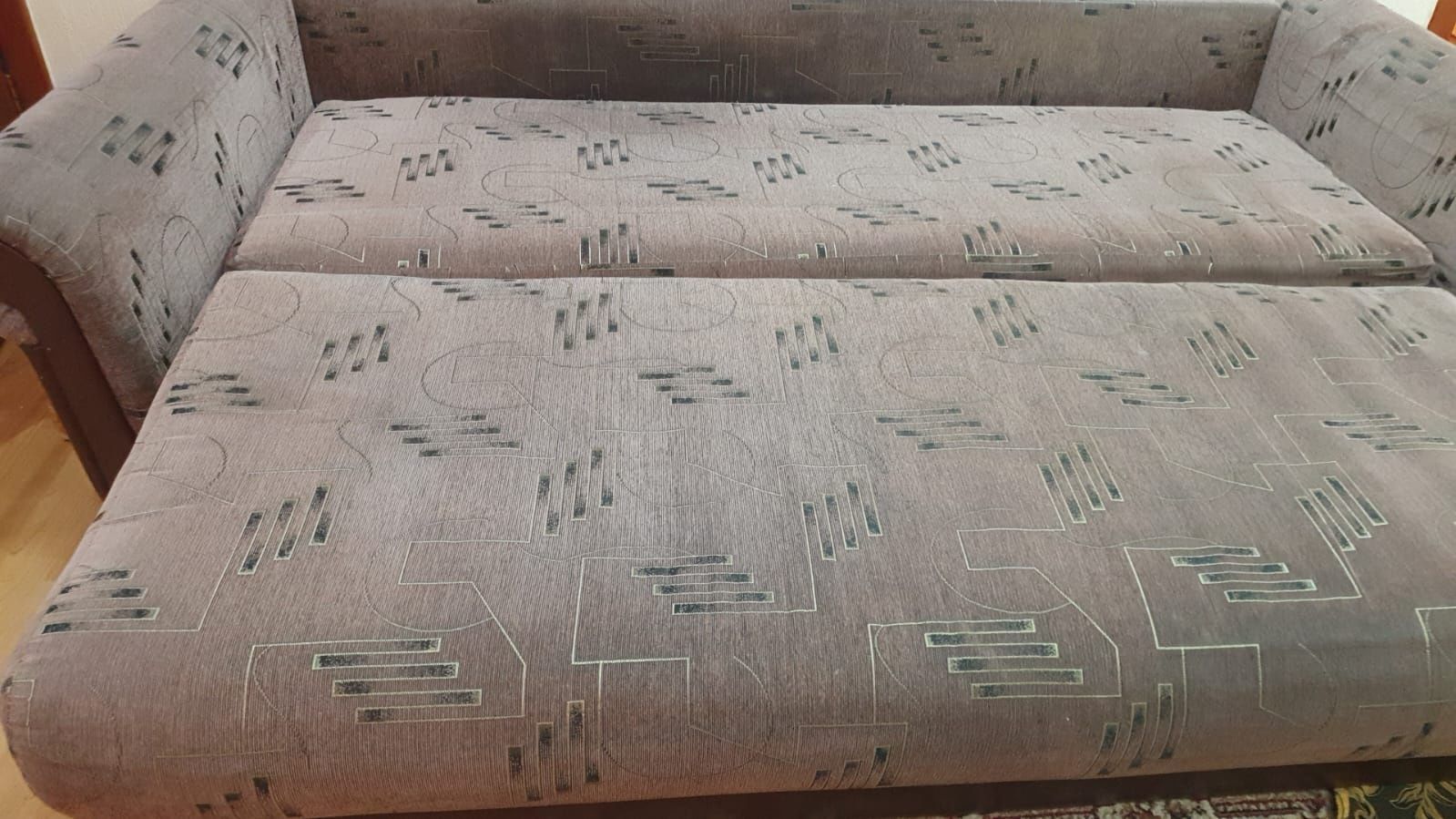 Продам белорусский раскложной диван, в хорлшем состоятнии, ткань велюр