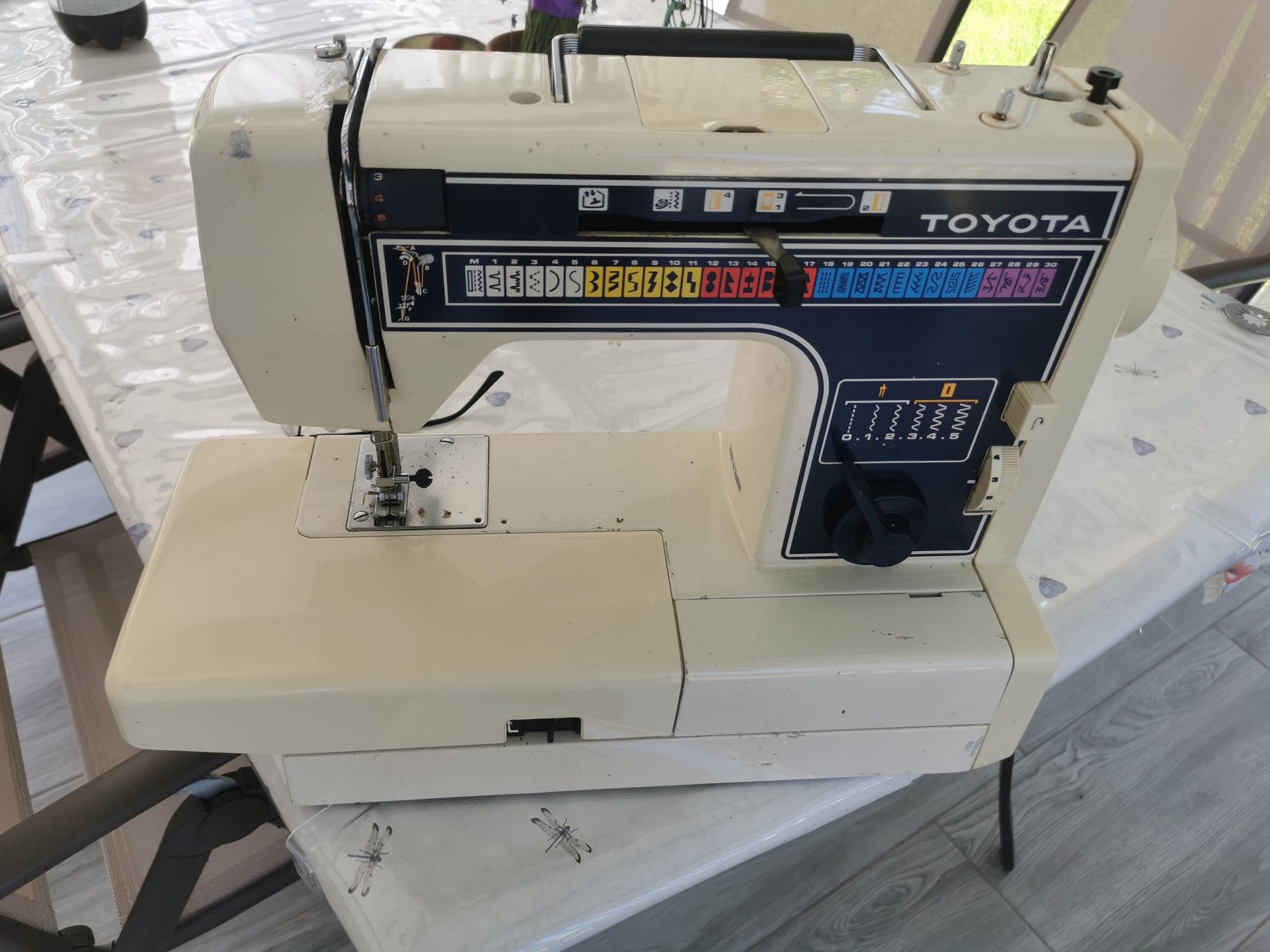 Mașina de cusut Toyota model 7700