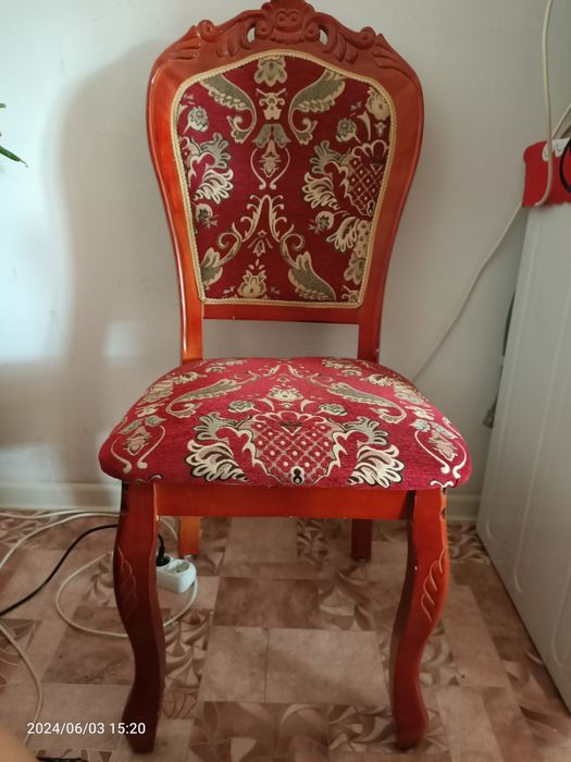 Продам комплект стульев