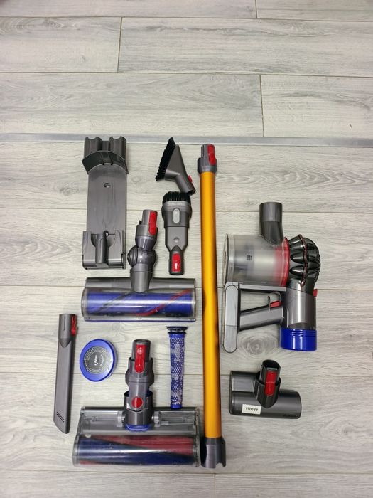 Vând aspirator vertical Dyson V8 Absolute, 425 W, 21.6 V, 0.54 l