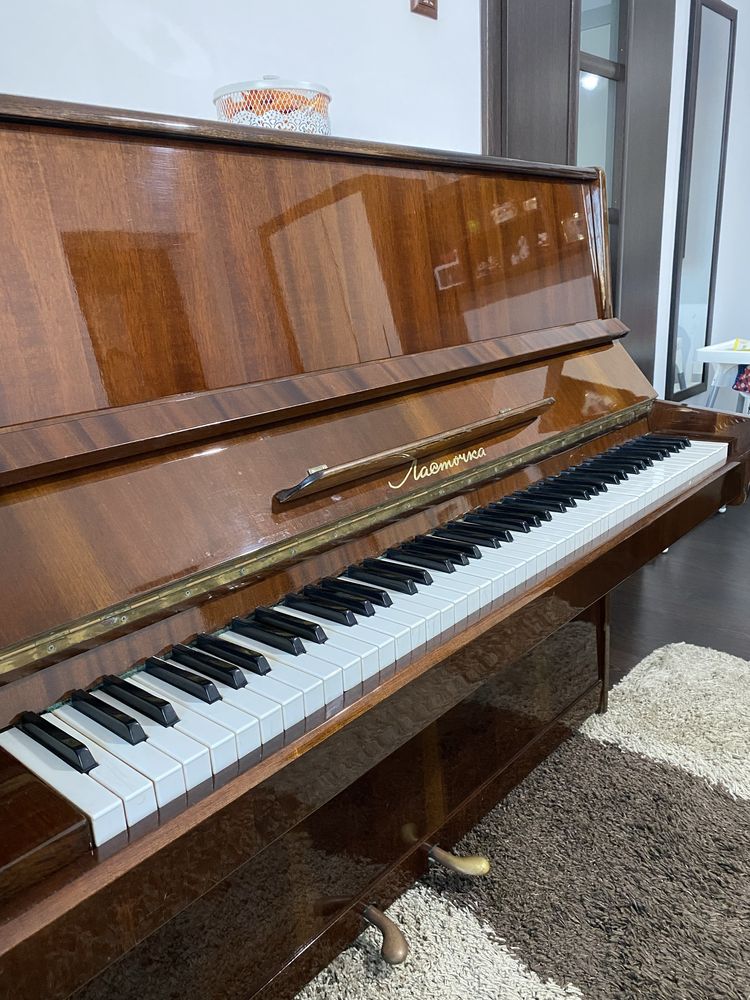 De vanzare pianina impecabila