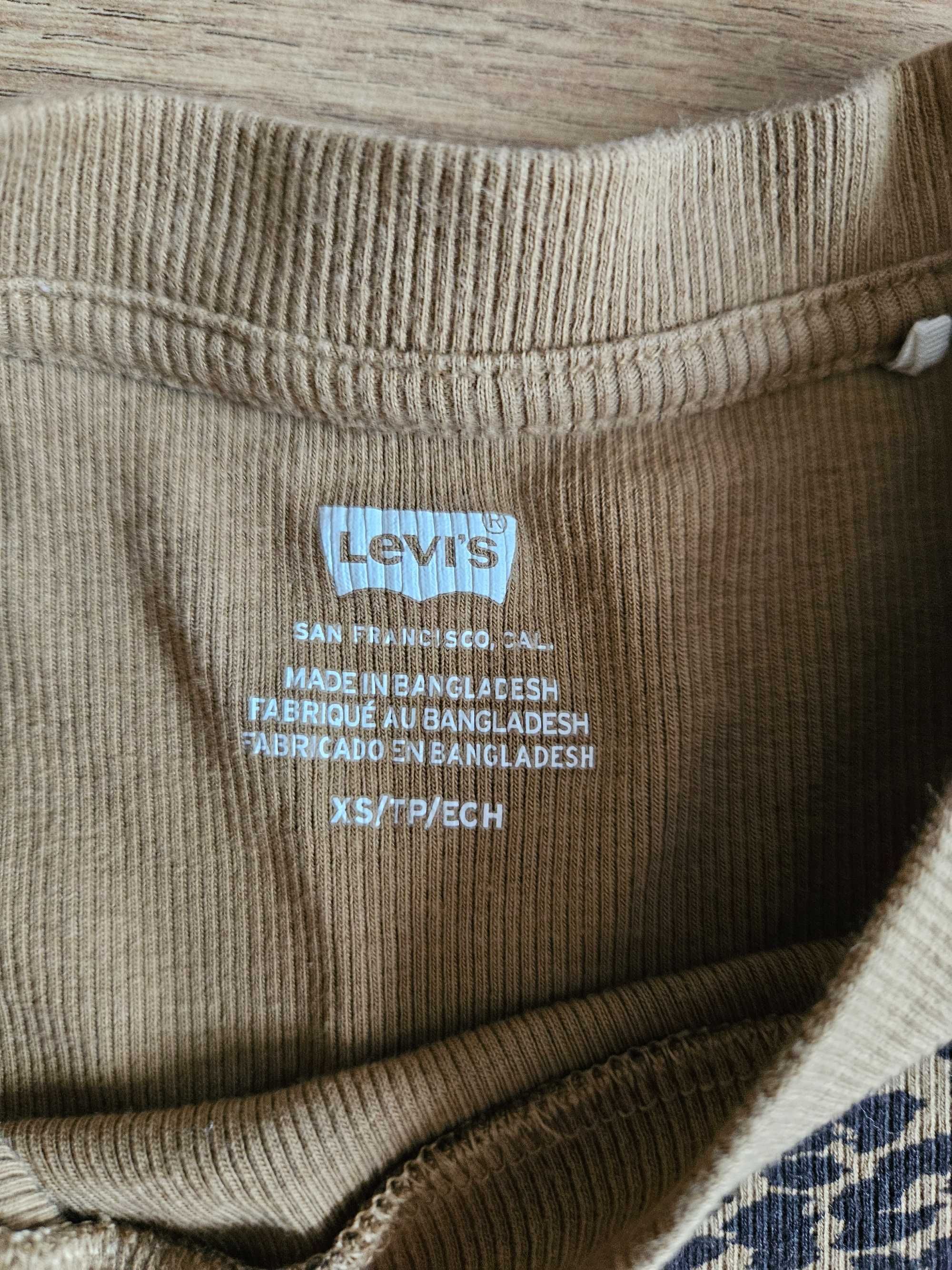 Дамска тениска Levi’s (XS) + дънкови шорти (размер 34) като подарък