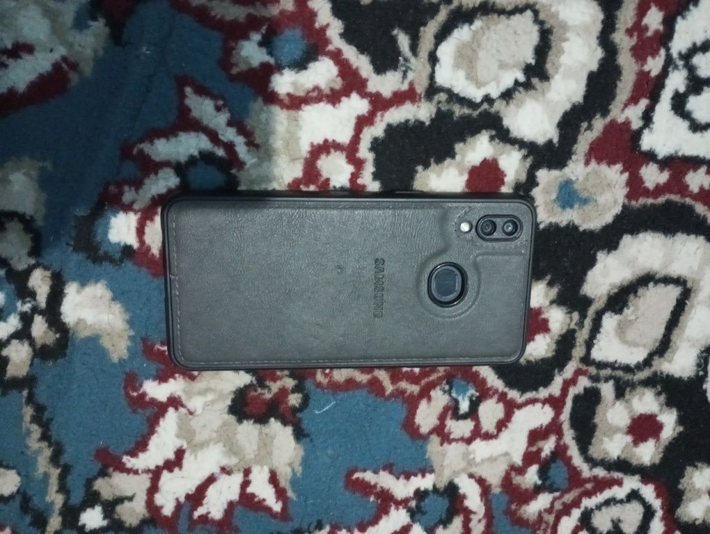 Samsung Galaxy S10  хорошо состояние все работает  коробка нет