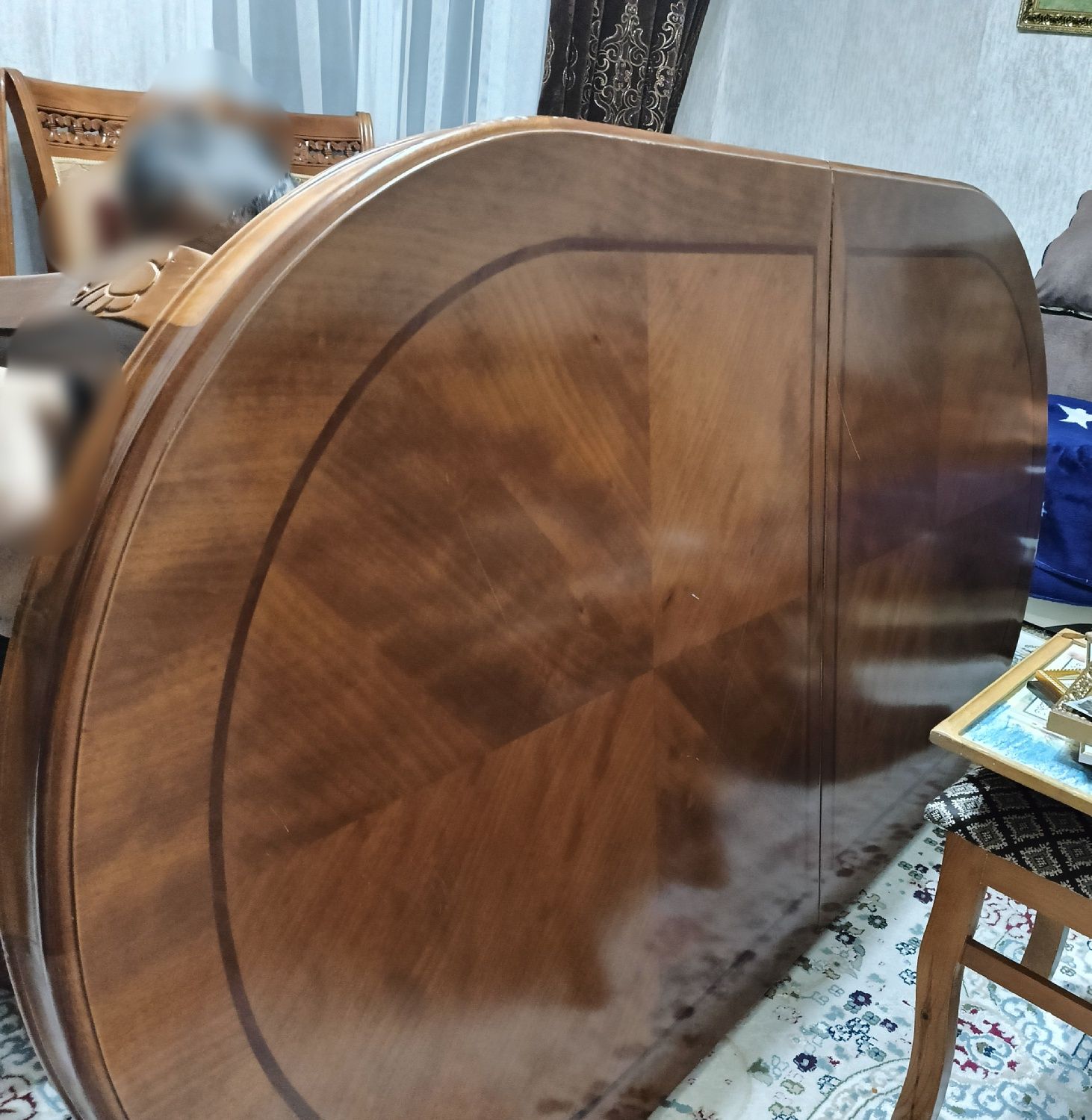 Продается стол для гостинной со стульями