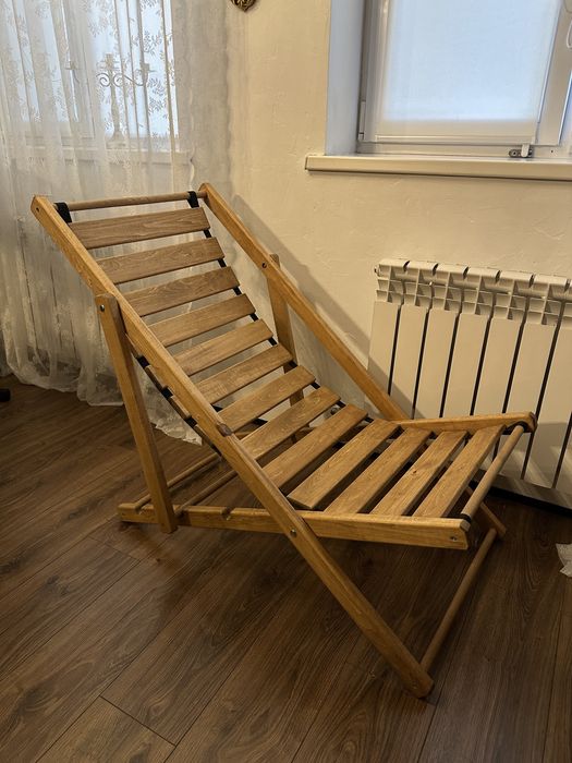 Кресло-шезлонг из натурального дерева.