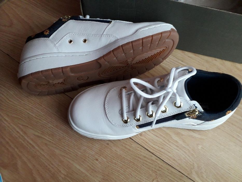 Vând adidaşi NOI din piele naturală Timberland nr 41,5