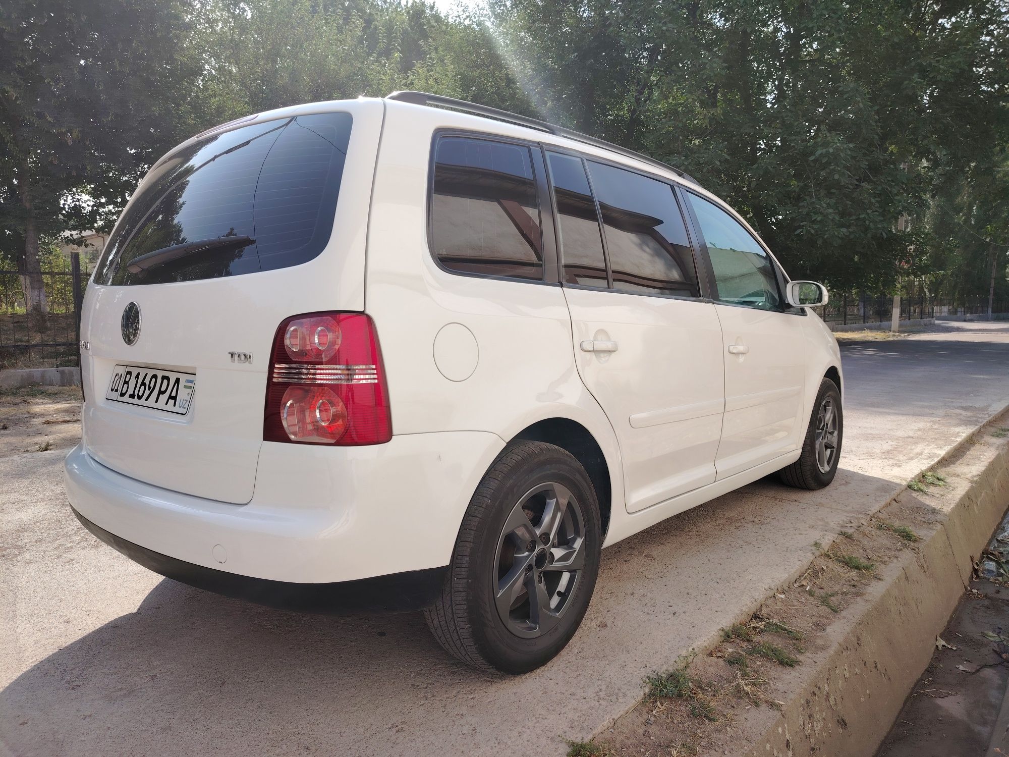 Volkswagen Touran автомат сотилади