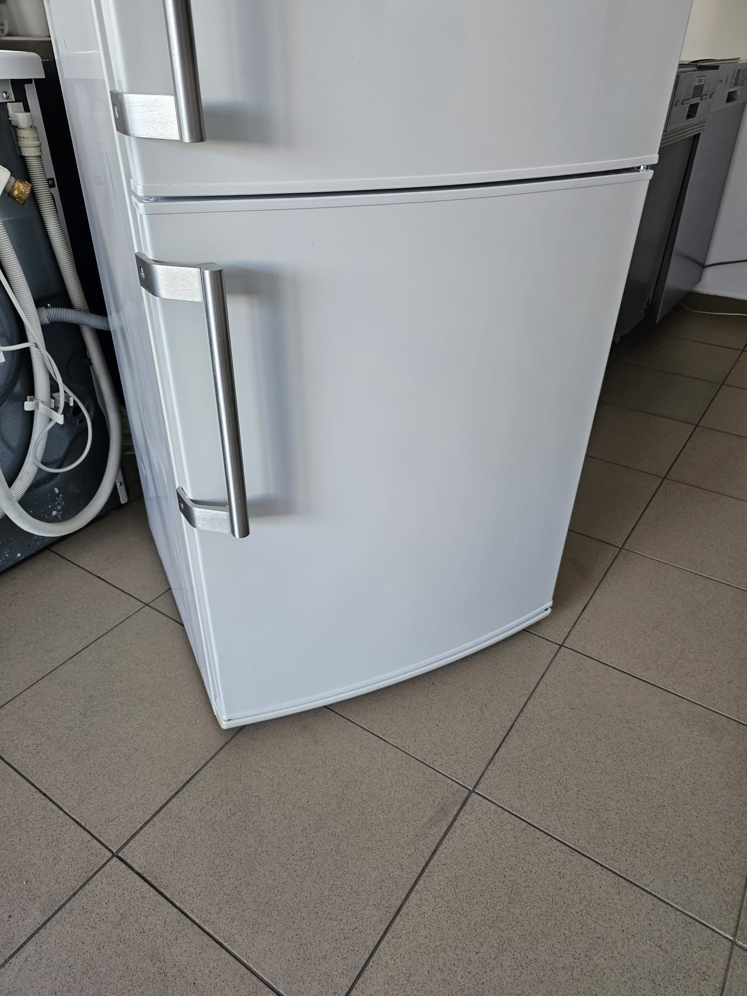 Хладилник с камера Electrolux 200см