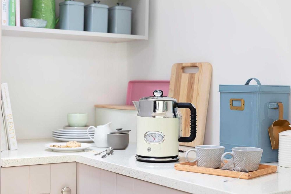 Електрическа кана Russell Hobbs Retro полирана неръждаем стомана 2400W