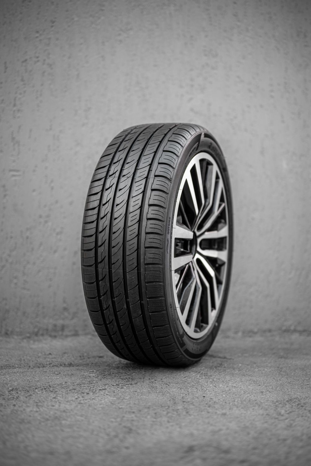 THREE-A 305/40R22 P606 114W