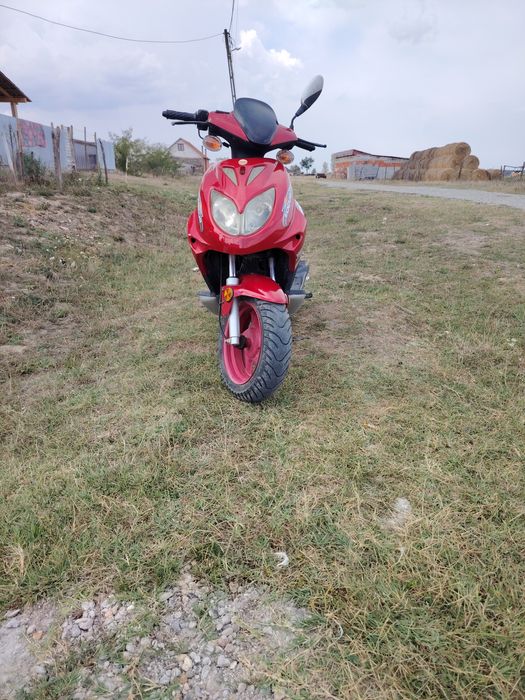 Scuter focus cu motor de Yamaha
