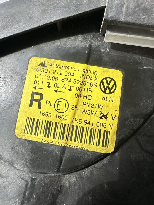 Golf 5 десен фар 2 счупени уши