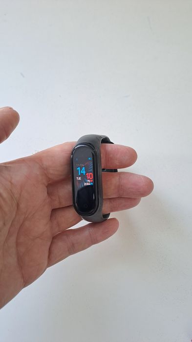 Продам фитнес браслет Mi band 4