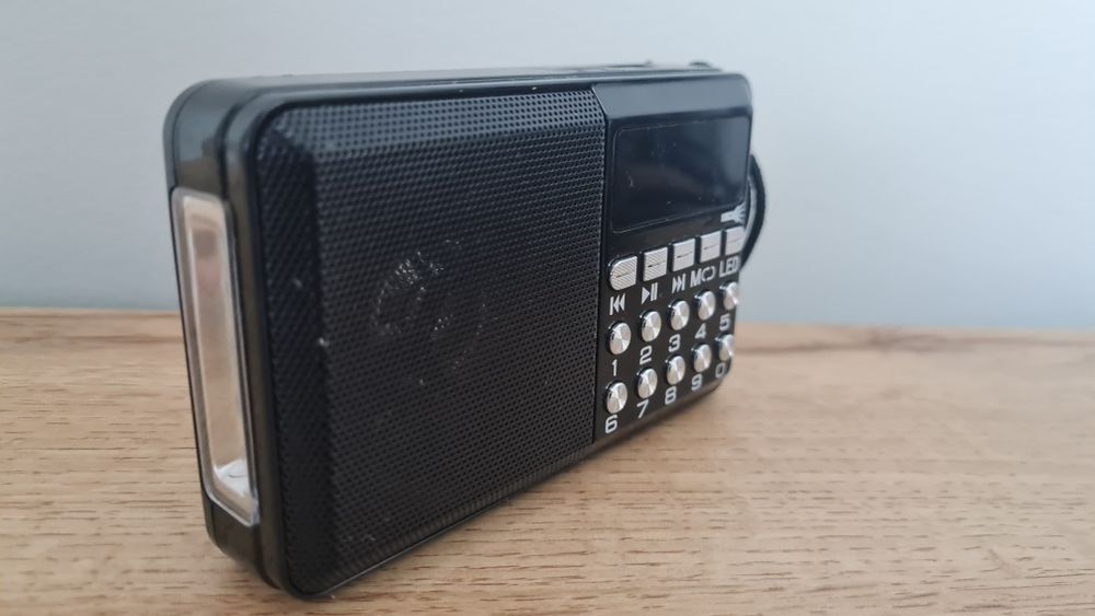 Джобно радио с фенерче и карта памет