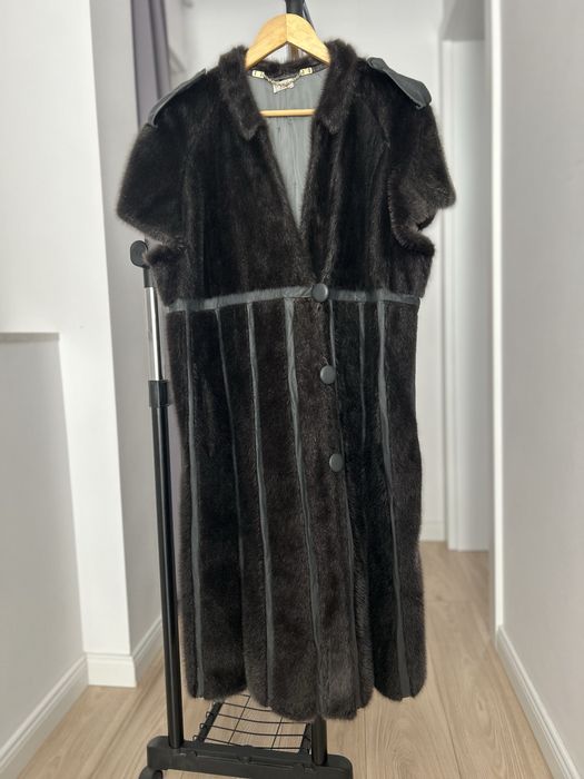 Vesta blana cu nasturi