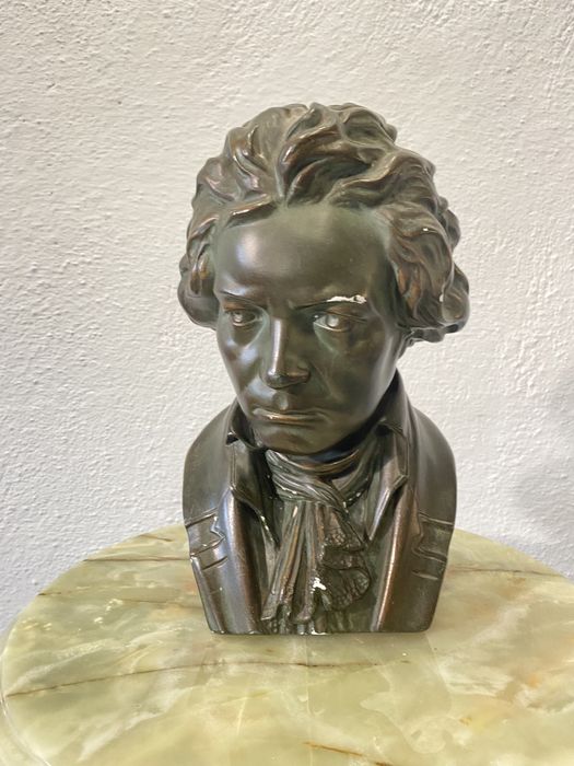 Бароков бюст скулптора от порцелан