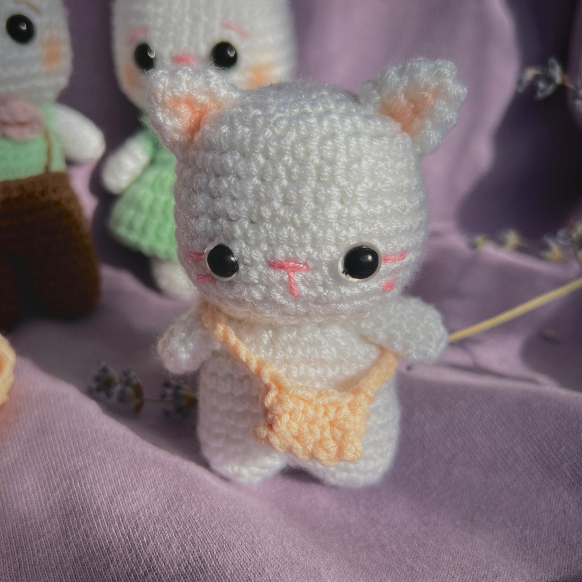 Играчка котенце със сладки аксесоари – ръчно изплетено на една кука