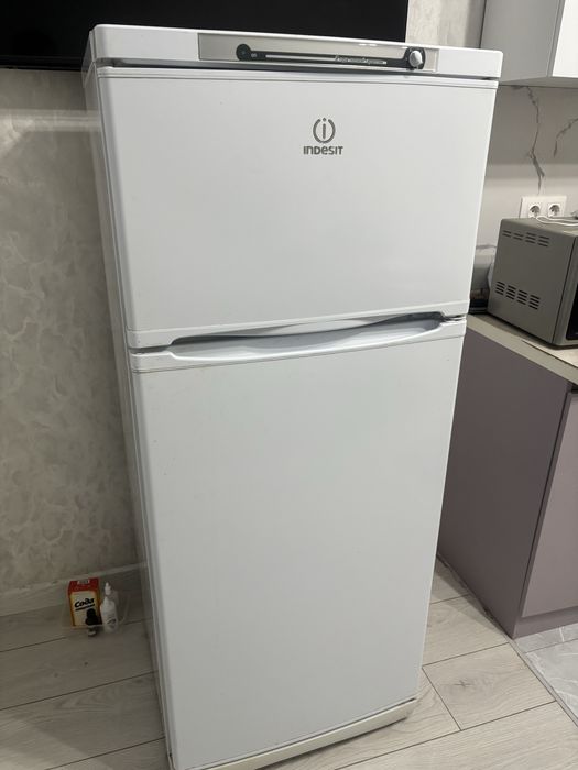 Продам холодильник INDESIT