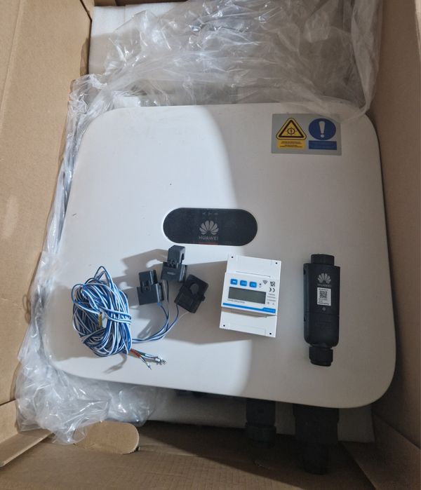 Vand invertor Huawei 10 Kw, hibrid, trifazat.