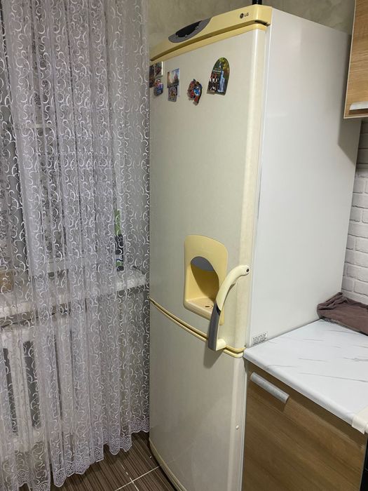 Продам рабочий холодильник, нужно залить фреон