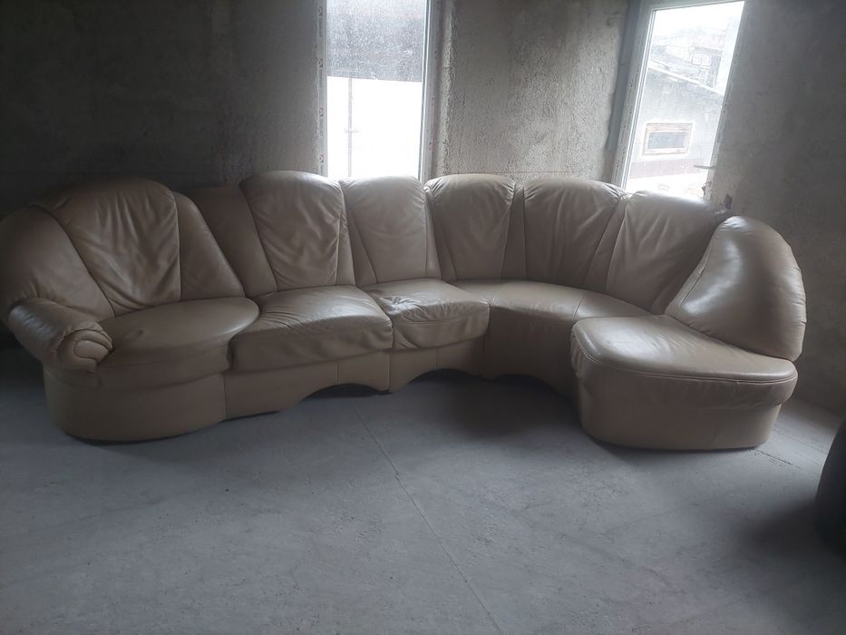 Vând colțar din piele naturală, în stare foarte bună, 2900 lei.