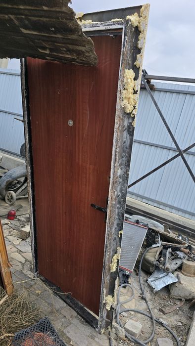 Срочно продам наружный дверь количество 2шт