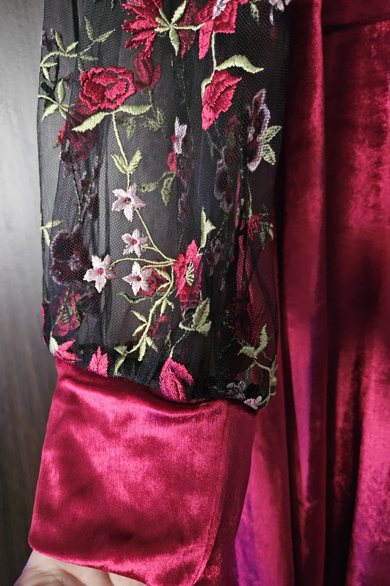 Rochie catifea roșie cu mâneci brodate