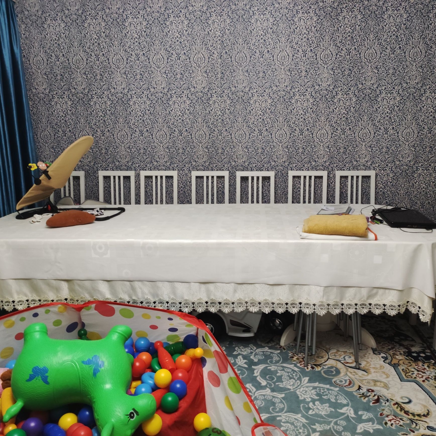 Стол со стульями