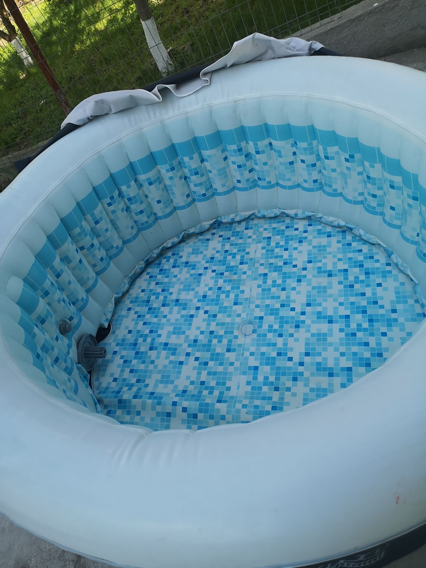 Piscina gonflabila tip jacuzzi