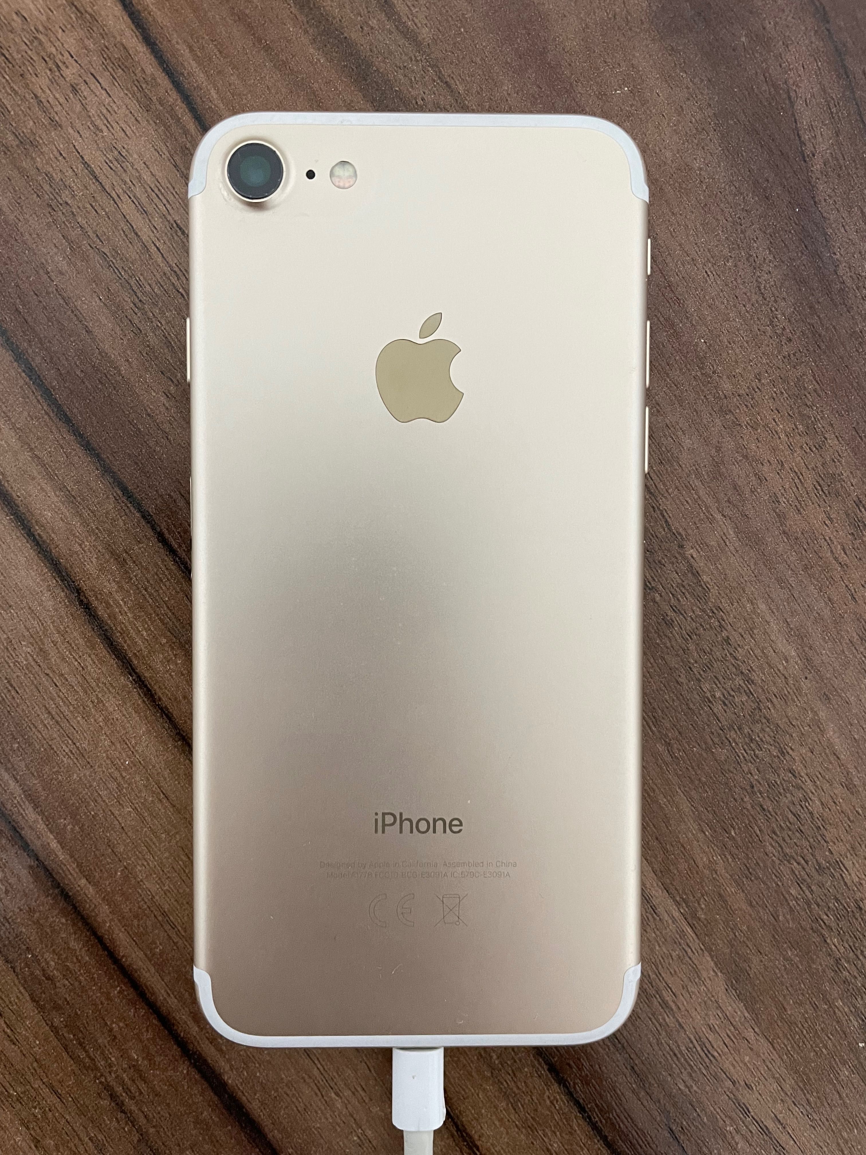 Продам iPhone 7, 32 гб, золотистого цвета, + чехлы