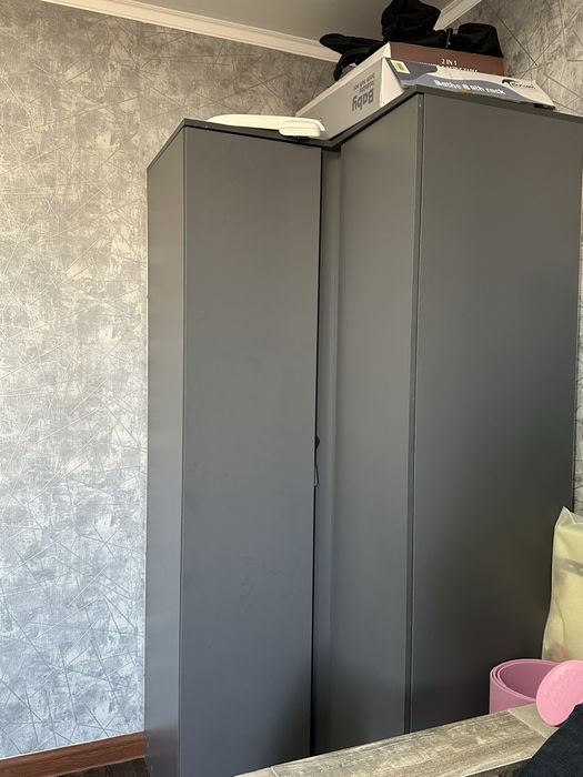 Угловой серый шкаф