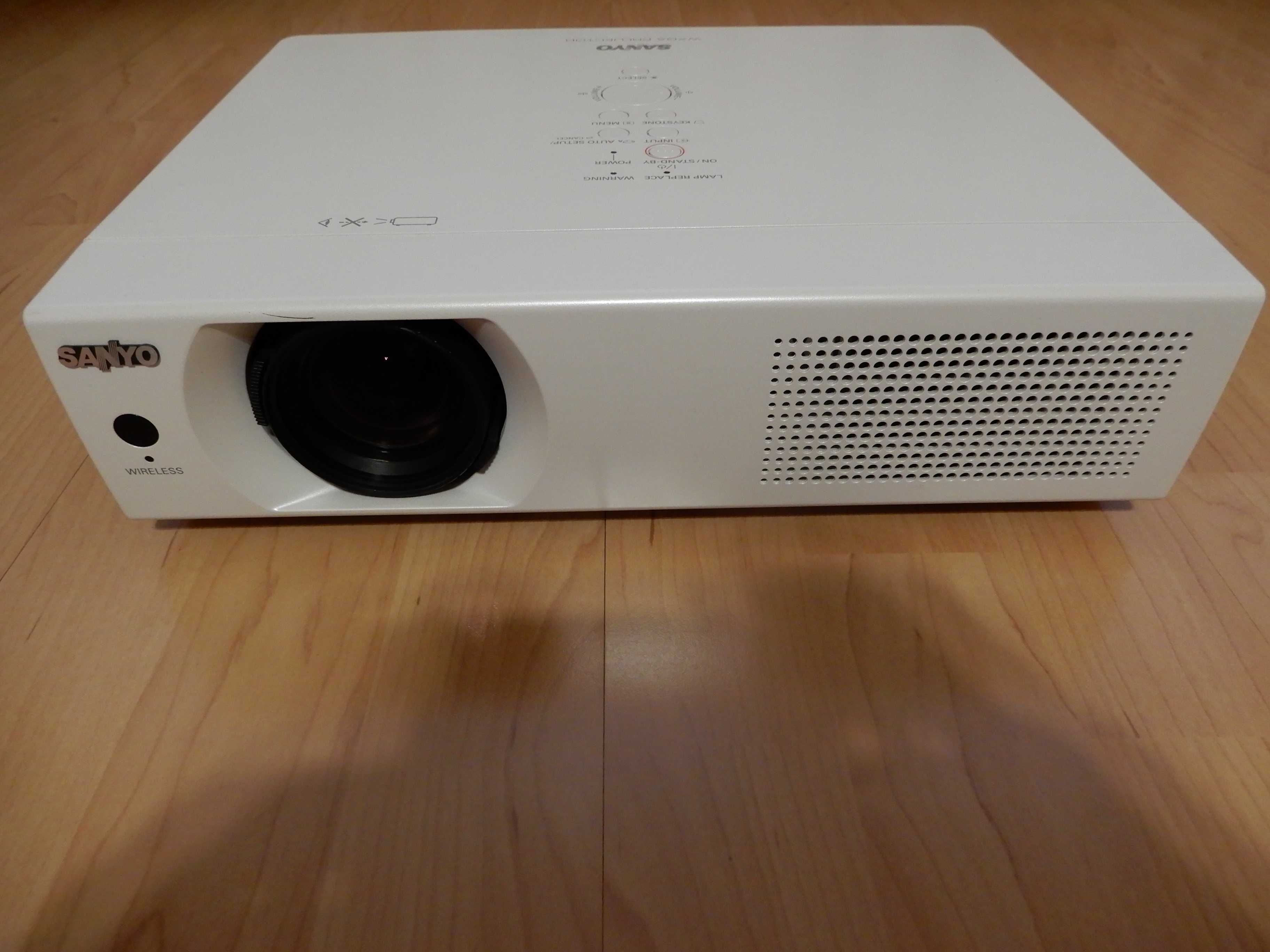 Video proiector Sanyo PLC-WXU700A model business