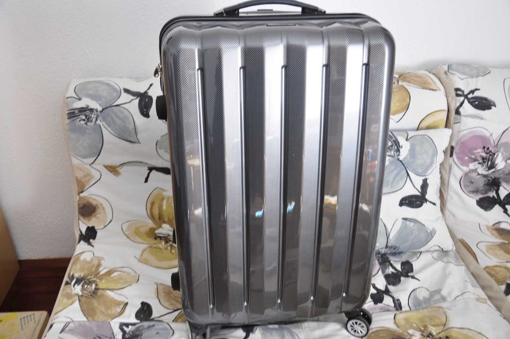 Продавам чисто нов твърд куфар 28 инча.