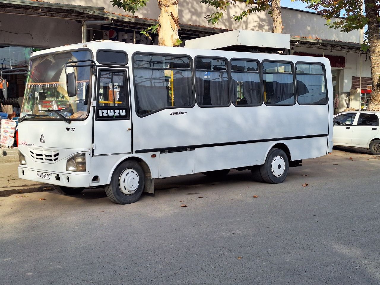 Isuzu yaywi holatda gazda  Toshkentda yurgan