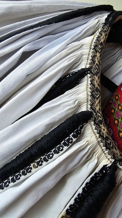 Costum traditional canonic de Sibiu (marginime) cu fir metalic vechi