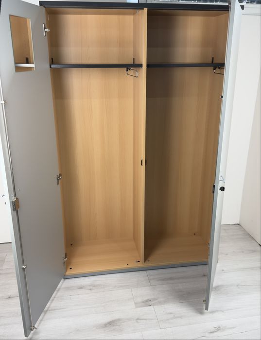 Практичен шкаф за съхранение на папки, книги и други матрияли;