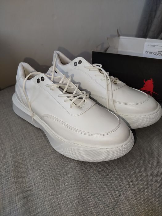 Чисто нови бели маратонки 43