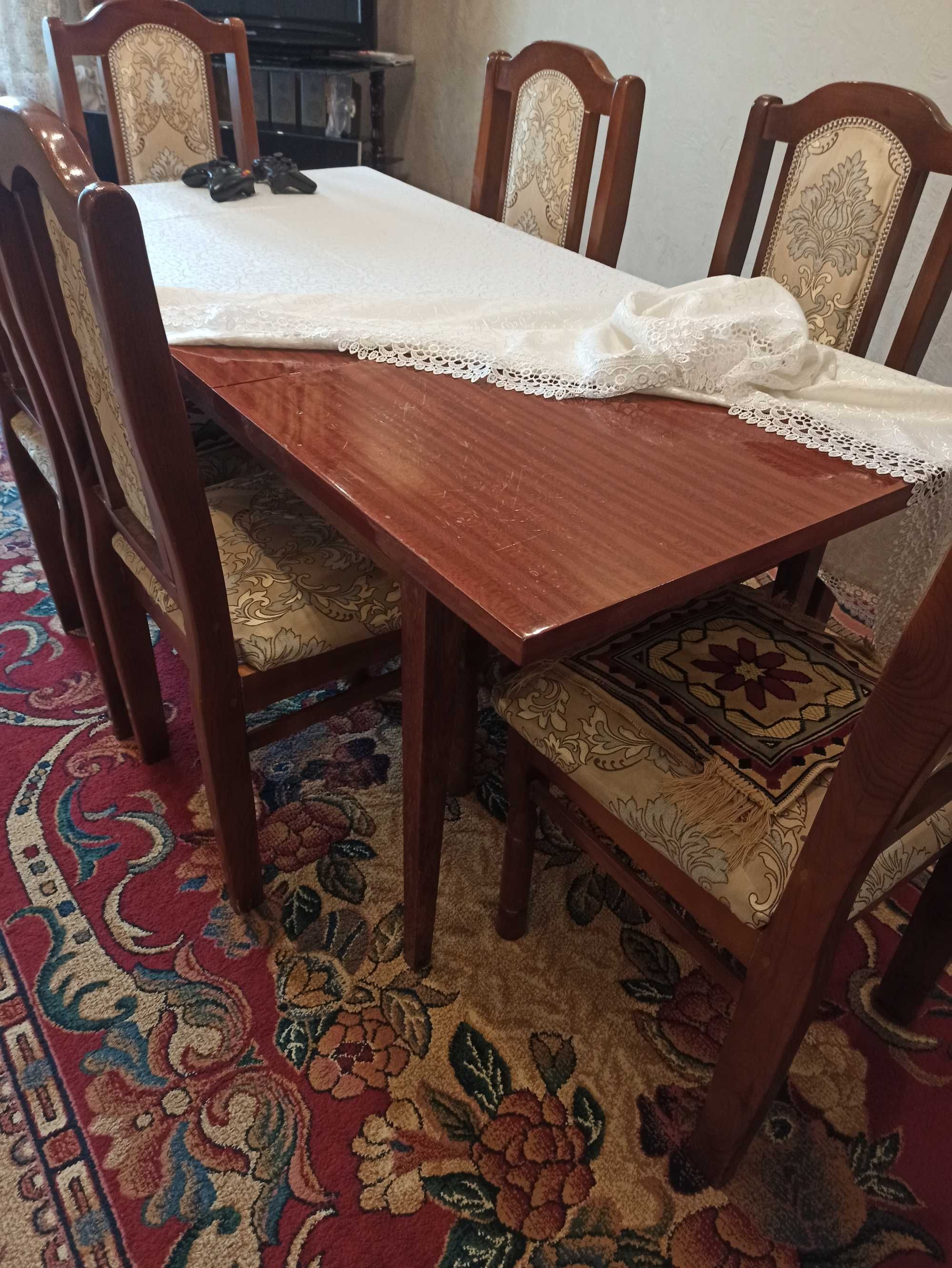 Стол стулья ковры