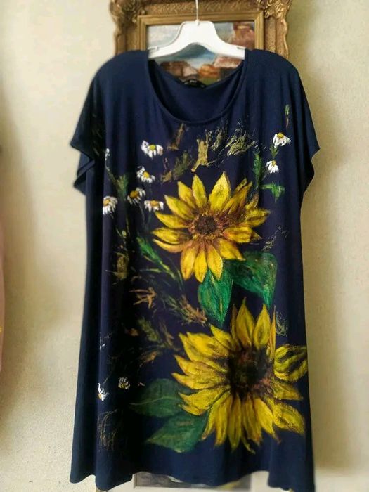 Bluză , sau rochie deasupra genunchiului , pictată .