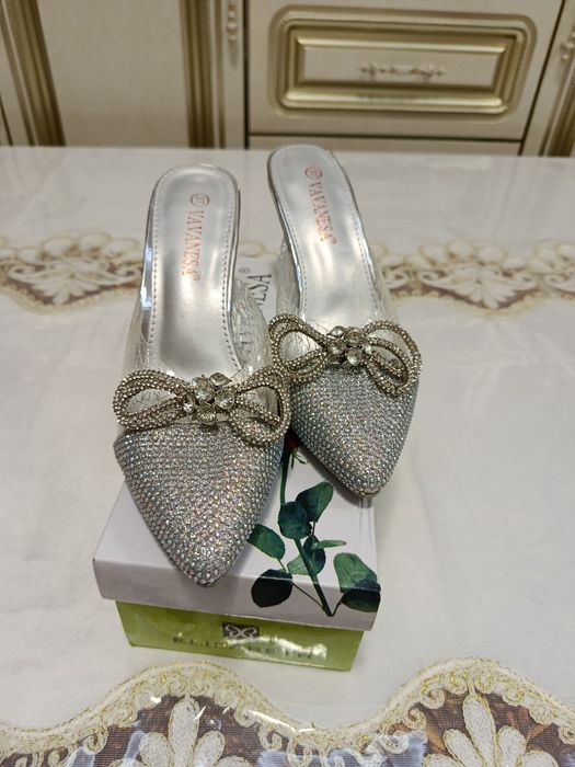 Аёллар туфлиси сотилади