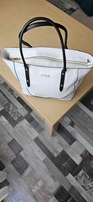 Оригинална чанта на Guess