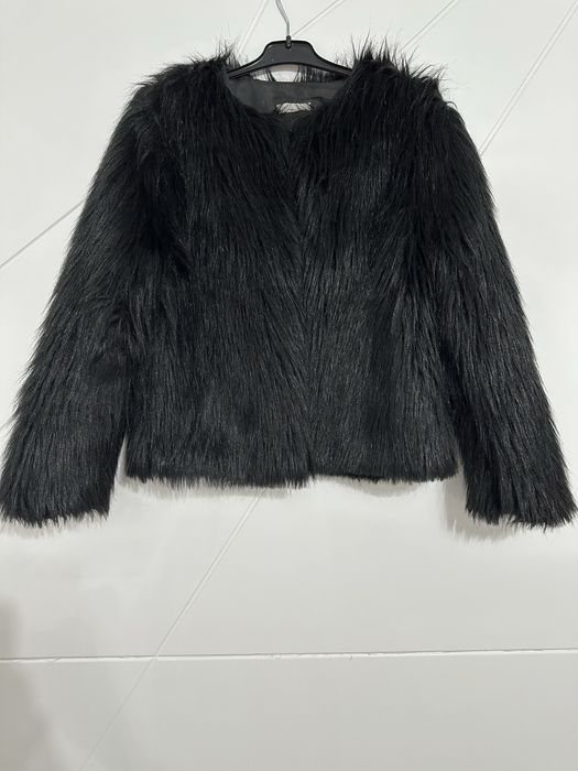 Haina din blană artificială neagră – look elegant și glam