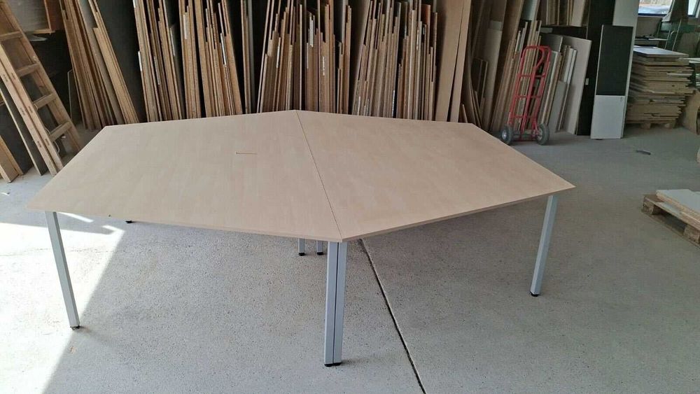 Поръчково бюро в трапецовидна форма