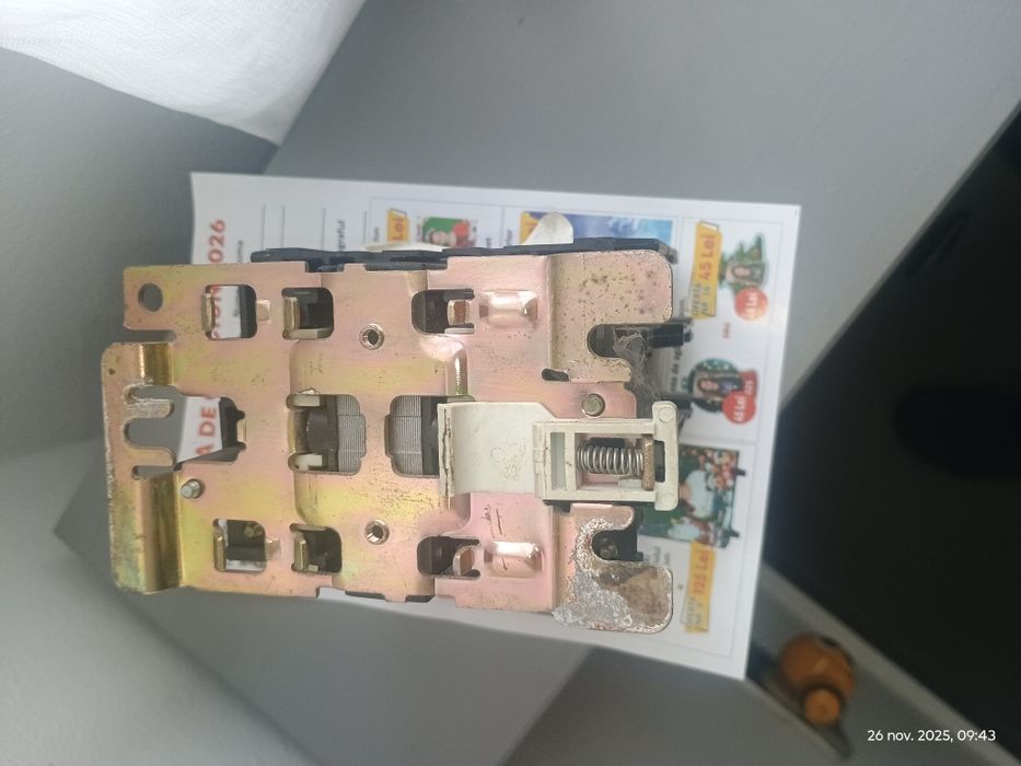 Vând contactor trifazic 125A.