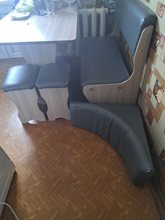 Кухонный уголок, диван, стол и стулья